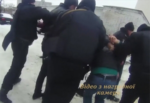 Во Львове с ножом напали на полицейского 