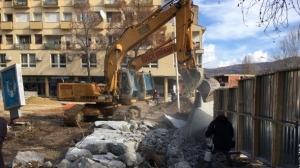В Косово демонтировали стену, которая разделяла Косовскую Митровицу