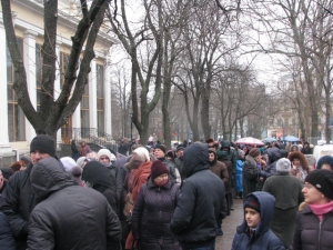 Тысячи православных паломников в центре Одессы хотят преклониться к мощам святого