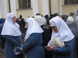 Тысячи православных паломников в центре Одессы хотят преклониться к мощам святого