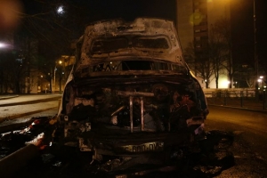 Французы вновь жгут машины и устраивают погромы