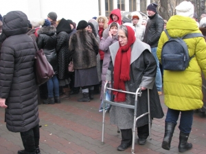 Тысячи православных паломников в центре Одессы хотят преклониться к мощам святого