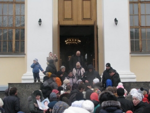 Тысячи православных паломников в центре Одессы хотят преклониться к мощам святого
