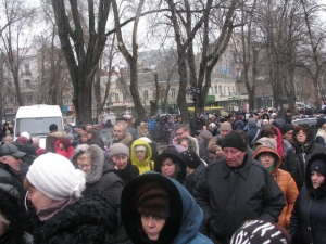 Тысячи православных паломников в центре Одессы хотят преклониться к мощам святого